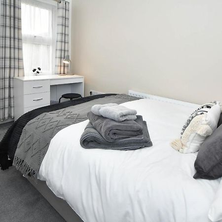 Find A Spacious And Stylish Escape In The City Centre At Sturgess House, Perfect For Longer Stays! Stoke-on-Trent Kültér fotó