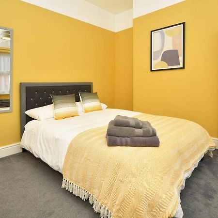Find A Spacious And Stylish Escape In The City Centre At Sturgess House, Perfect For Longer Stays! Stoke-on-Trent Kültér fotó
