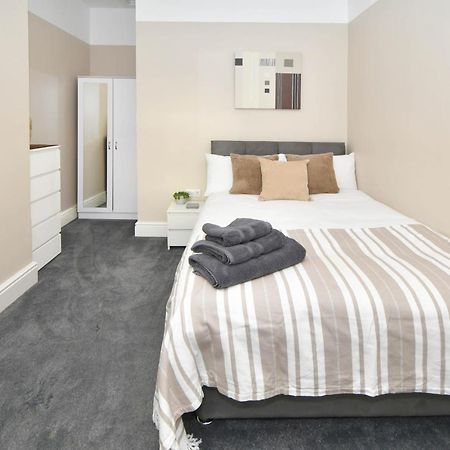 Find A Spacious And Stylish Escape In The City Centre At Sturgess House, Perfect For Longer Stays! Stoke-on-Trent Kültér fotó