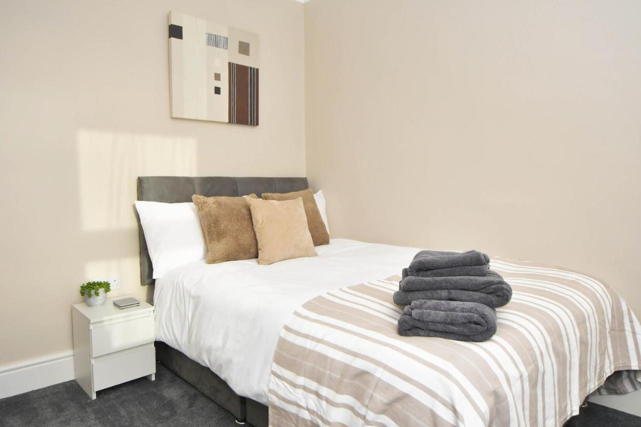 Find A Spacious And Stylish Escape In The City Centre At Sturgess House, Perfect For Longer Stays! Stoke-on-Trent Kültér fotó