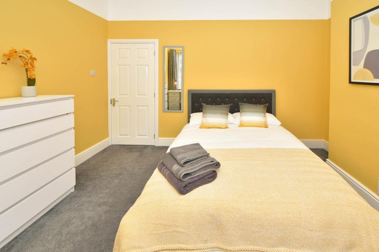 Find A Spacious And Stylish Escape In The City Centre At Sturgess House, Perfect For Longer Stays! Stoke-on-Trent Kültér fotó