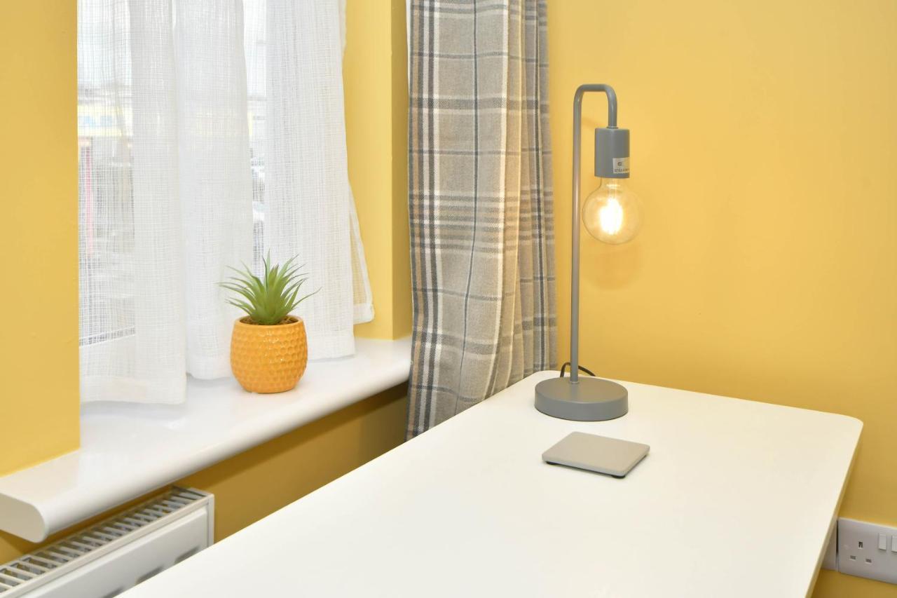 Find A Spacious And Stylish Escape In The City Centre At Sturgess House, Perfect For Longer Stays! Stoke-on-Trent Kültér fotó