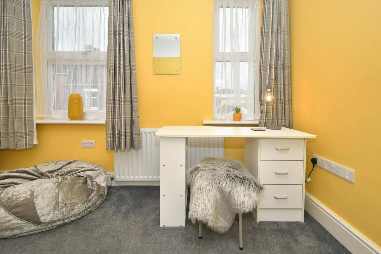 Find A Spacious And Stylish Escape In The City Centre At Sturgess House, Perfect For Longer Stays! Stoke-on-Trent Kültér fotó