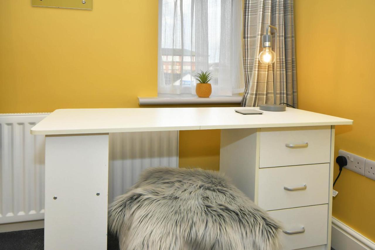 Find A Spacious And Stylish Escape In The City Centre At Sturgess House, Perfect For Longer Stays! Stoke-on-Trent Kültér fotó
