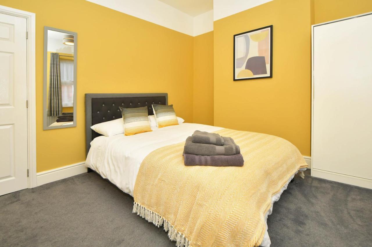 Find A Spacious And Stylish Escape In The City Centre At Sturgess House, Perfect For Longer Stays! Stoke-on-Trent Kültér fotó