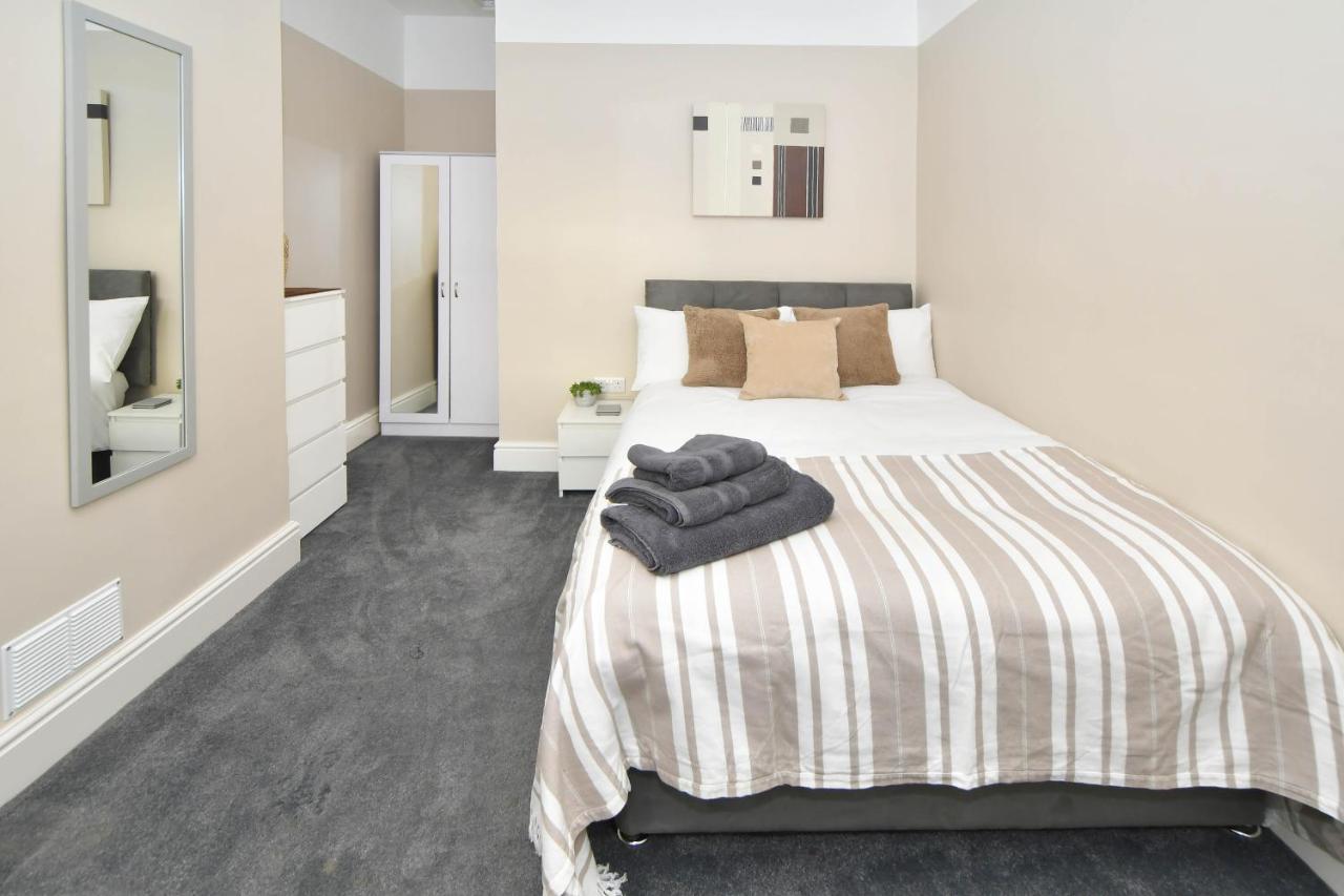 Find A Spacious And Stylish Escape In The City Centre At Sturgess House, Perfect For Longer Stays! Stoke-on-Trent Kültér fotó