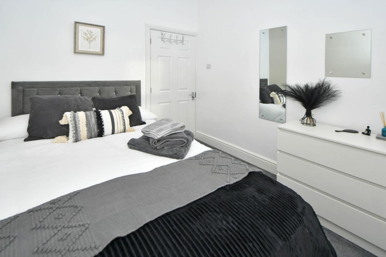 Find A Spacious And Stylish Escape In The City Centre At Sturgess House, Perfect For Longer Stays! Stoke-on-Trent Kültér fotó