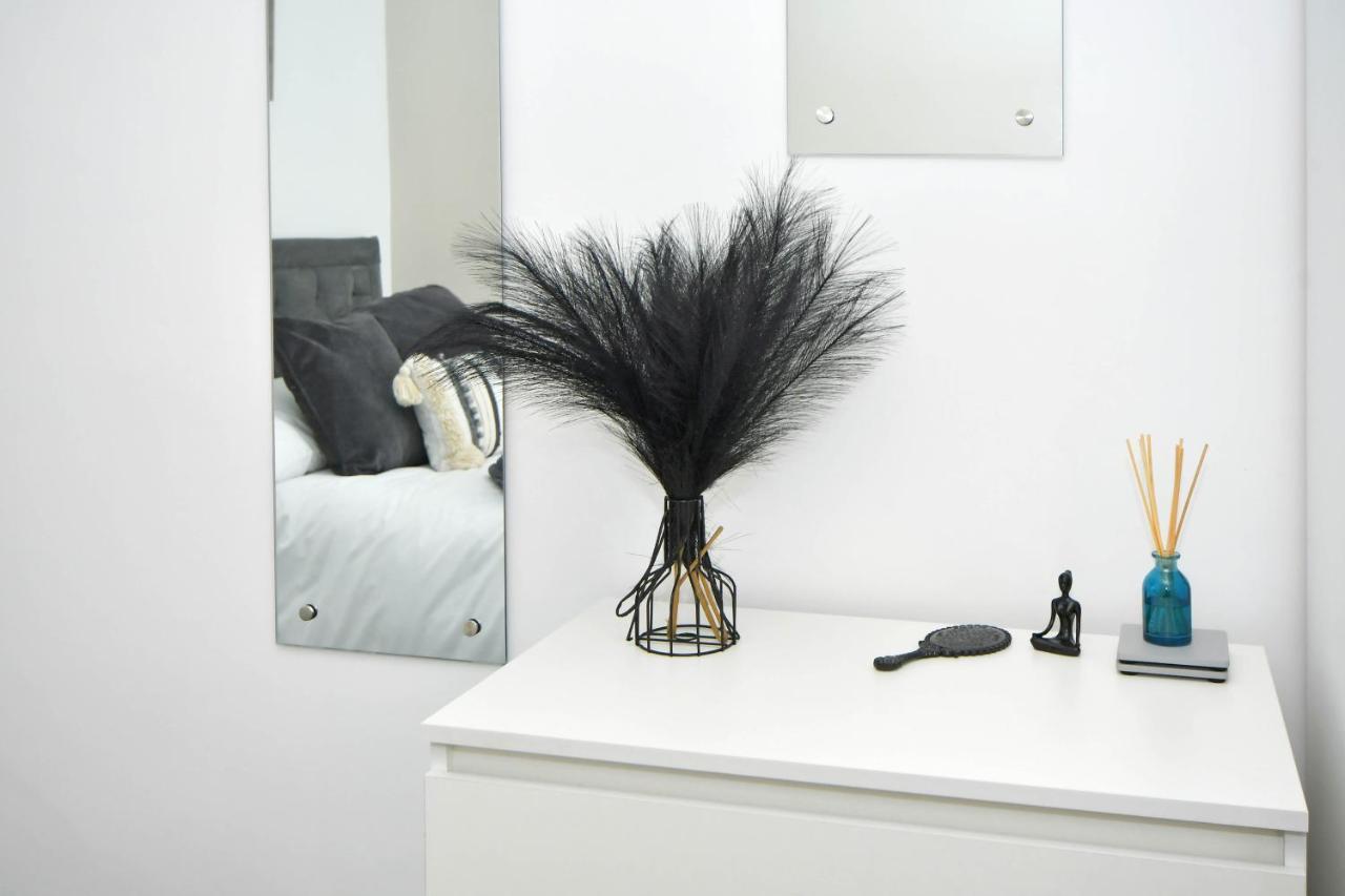 Find A Spacious And Stylish Escape In The City Centre At Sturgess House, Perfect For Longer Stays! Stoke-on-Trent Kültér fotó