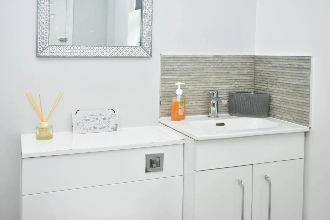 Find A Spacious And Stylish Escape In The City Centre At Sturgess House, Perfect For Longer Stays! Stoke-on-Trent Kültér fotó