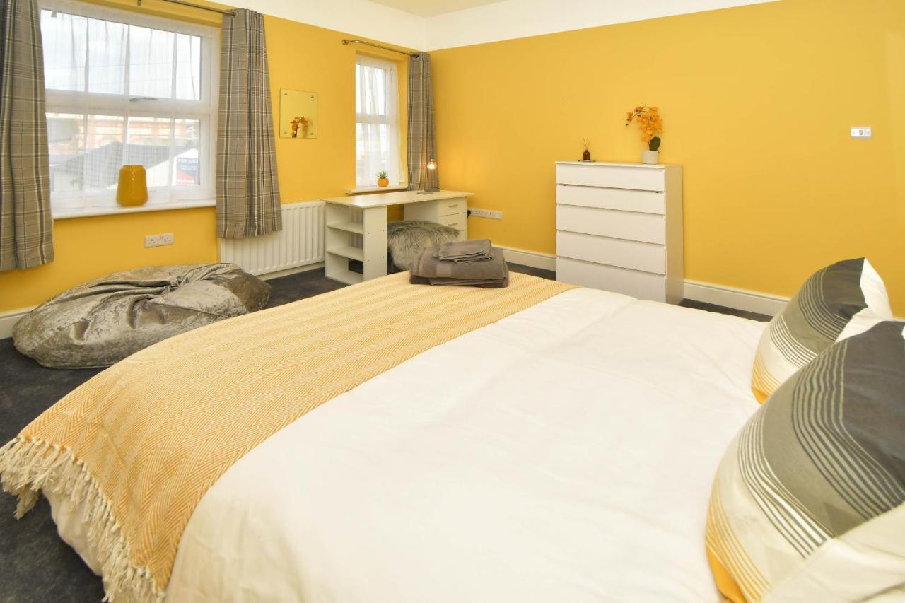 Find A Spacious And Stylish Escape In The City Centre At Sturgess House, Perfect For Longer Stays! Stoke-on-Trent Kültér fotó