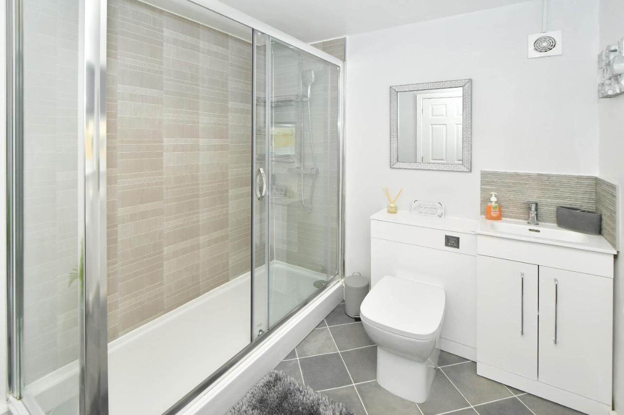 Find A Spacious And Stylish Escape In The City Centre At Sturgess House, Perfect For Longer Stays! Stoke-on-Trent Kültér fotó