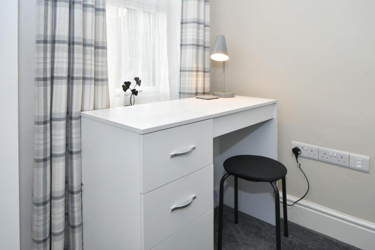 Find A Spacious And Stylish Escape In The City Centre At Sturgess House, Perfect For Longer Stays! Stoke-on-Trent Kültér fotó