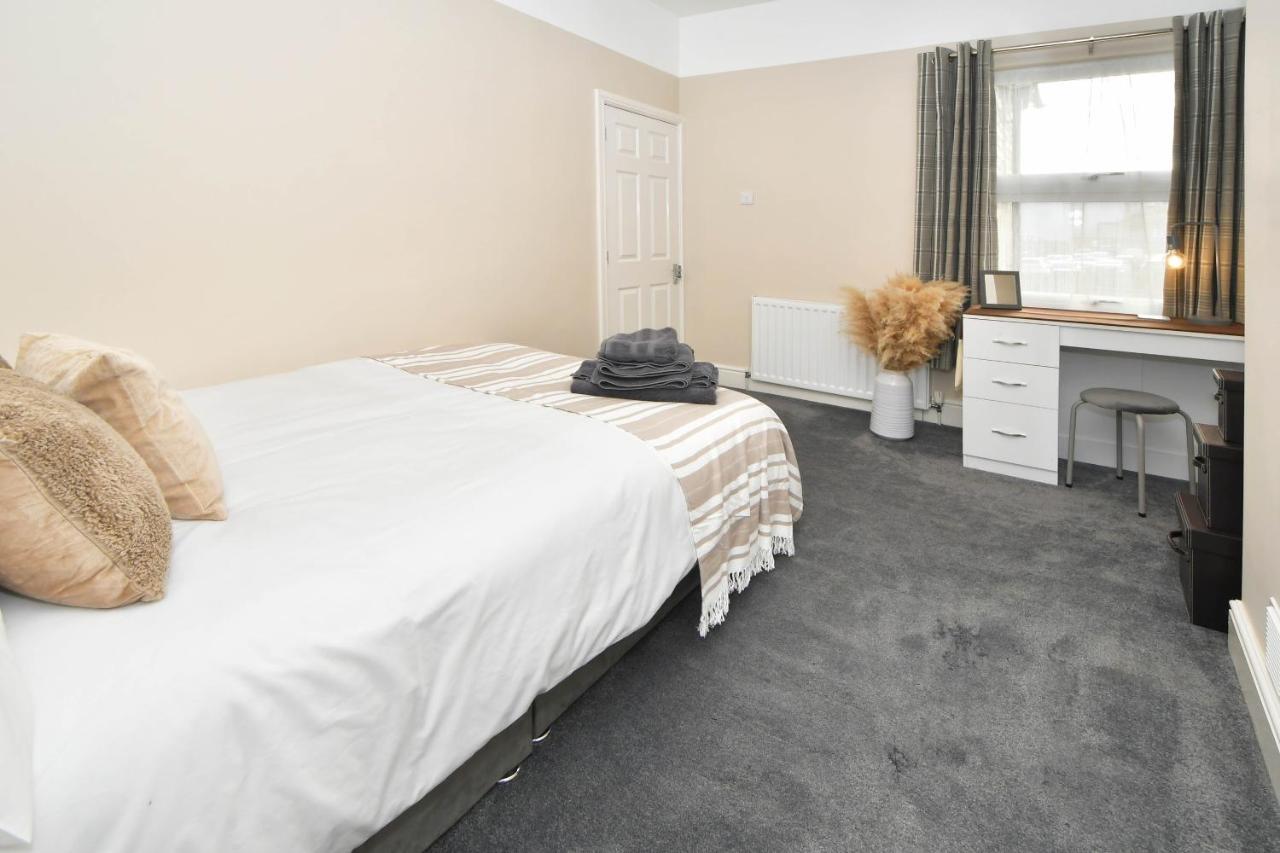 Find A Spacious And Stylish Escape In The City Centre At Sturgess House, Perfect For Longer Stays! Stoke-on-Trent Kültér fotó